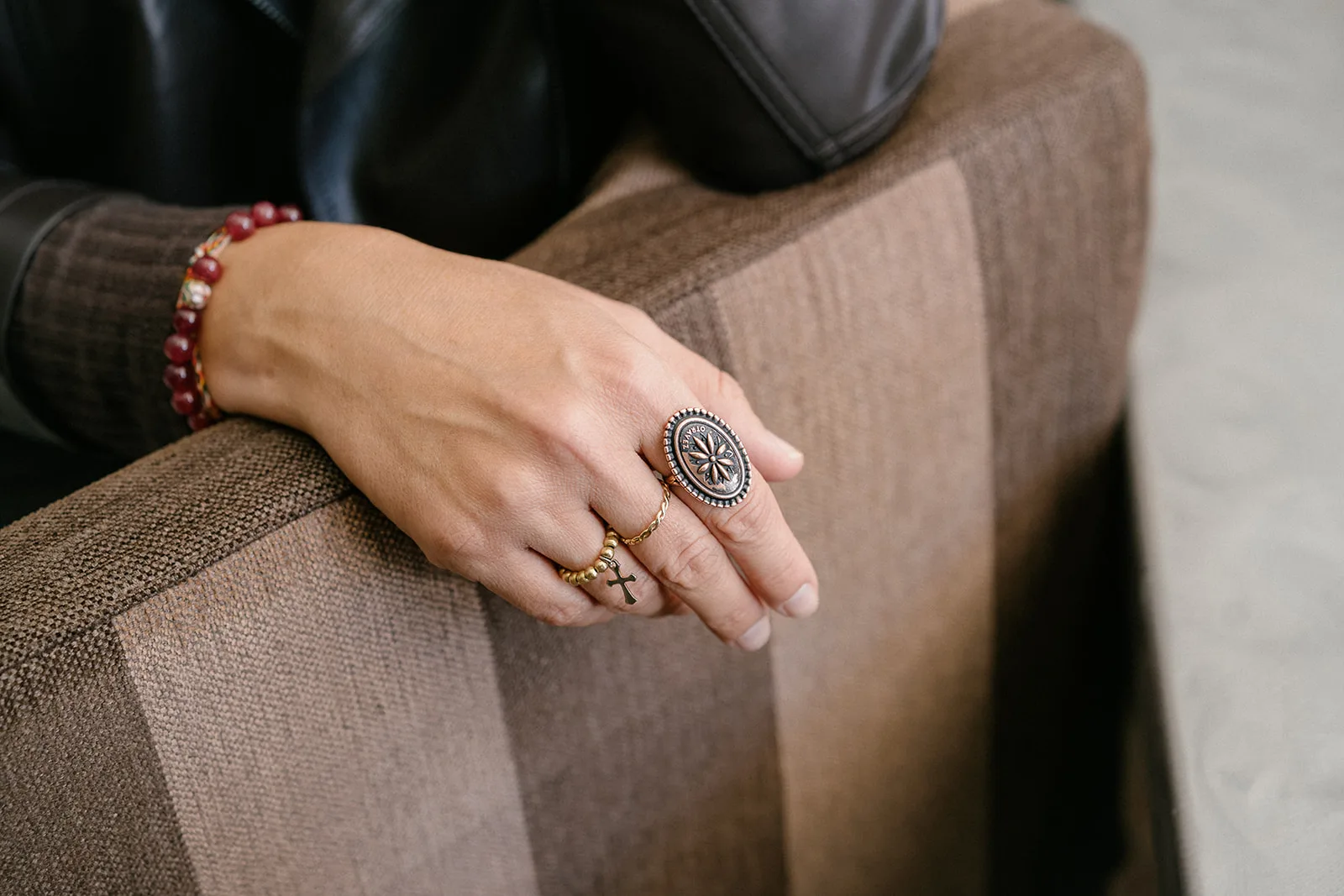 Dettaglio di stile: mani e accessori