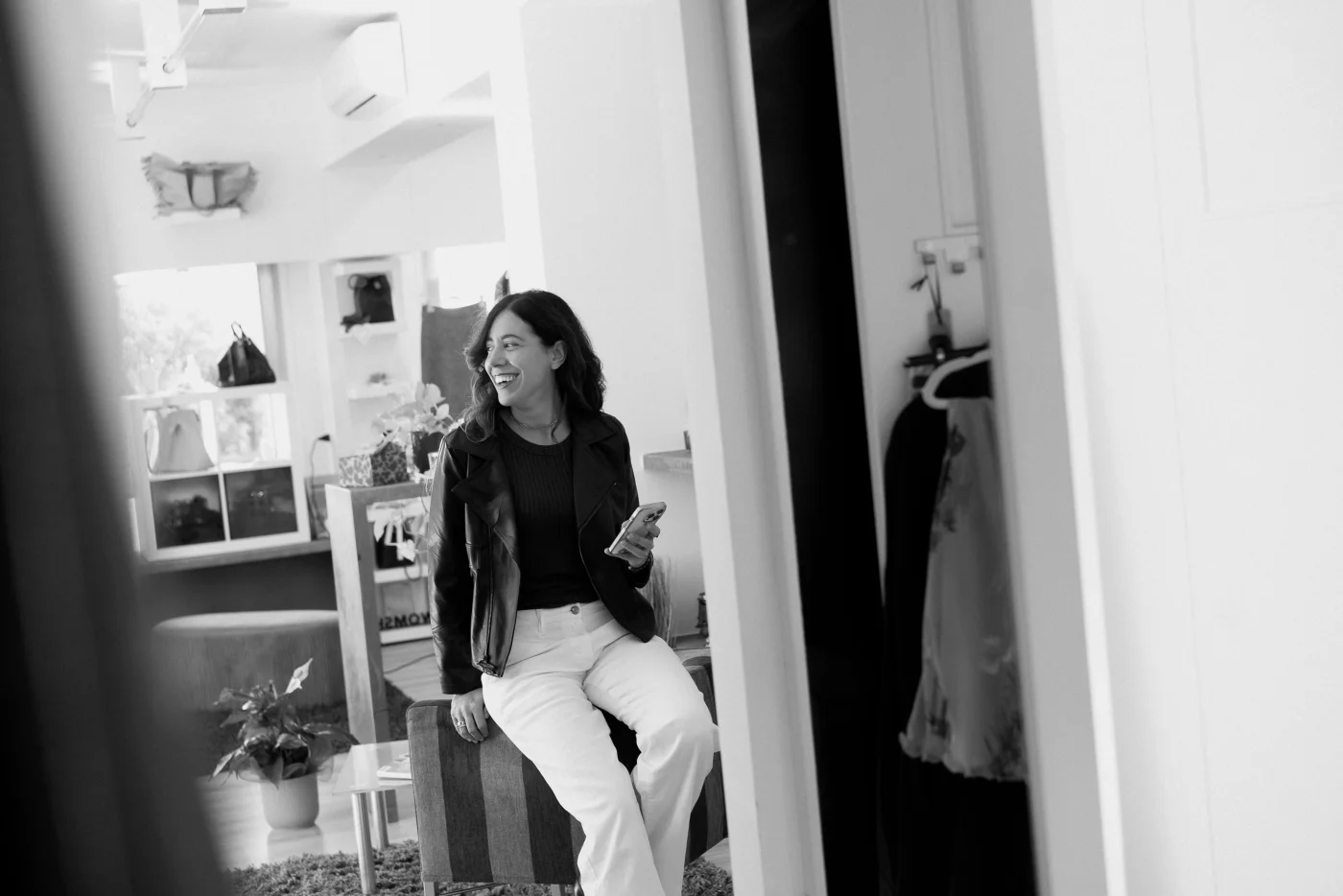 Federica al telefono con il cliente, strategia di comunicazione