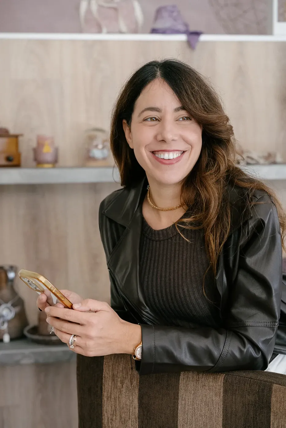 Federica al telefono, pronta ad ascoltarti