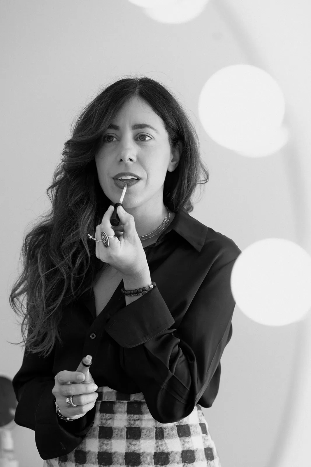 Federica applica il rossetto davanti allo specchio luminoso