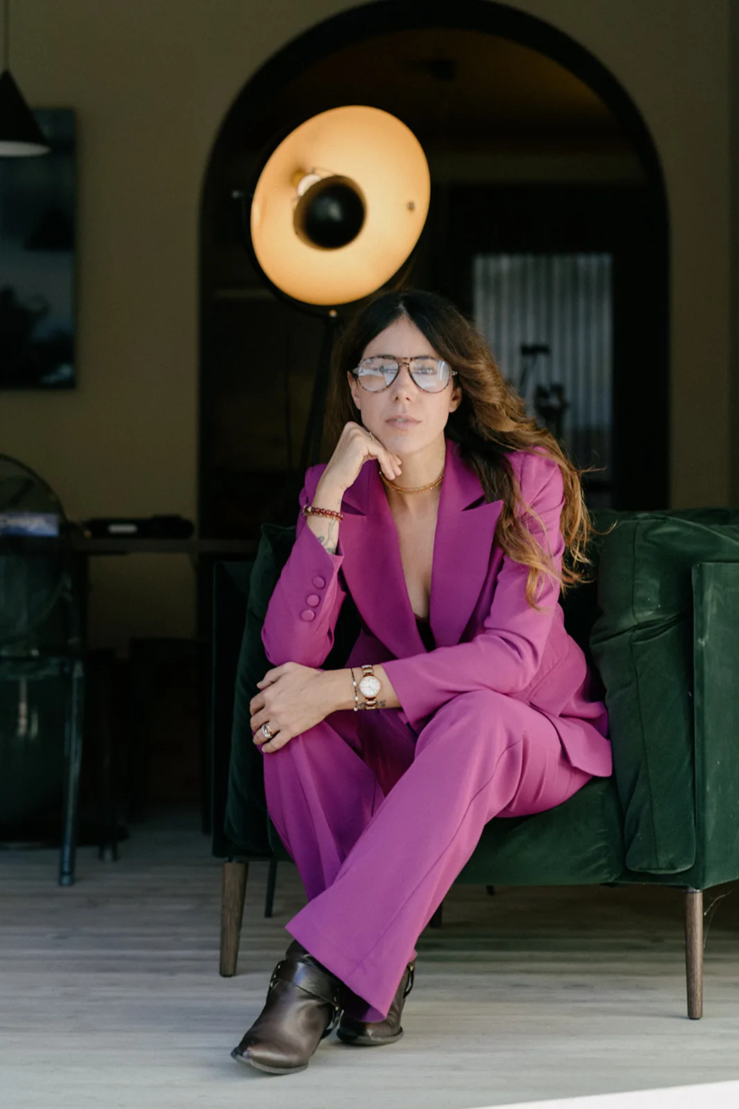 Federica con occhiali, ritratto sotto l'arco luminoso