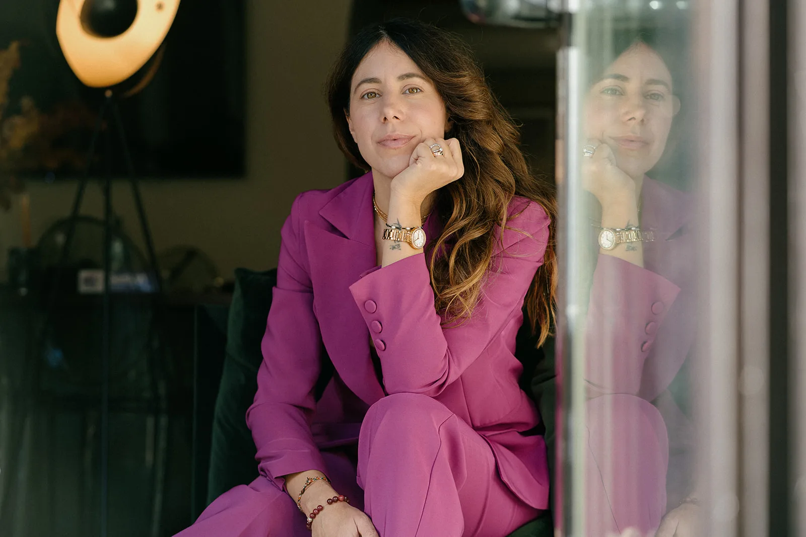 Federica in tailleur fucsia, riflessa nella vetrata