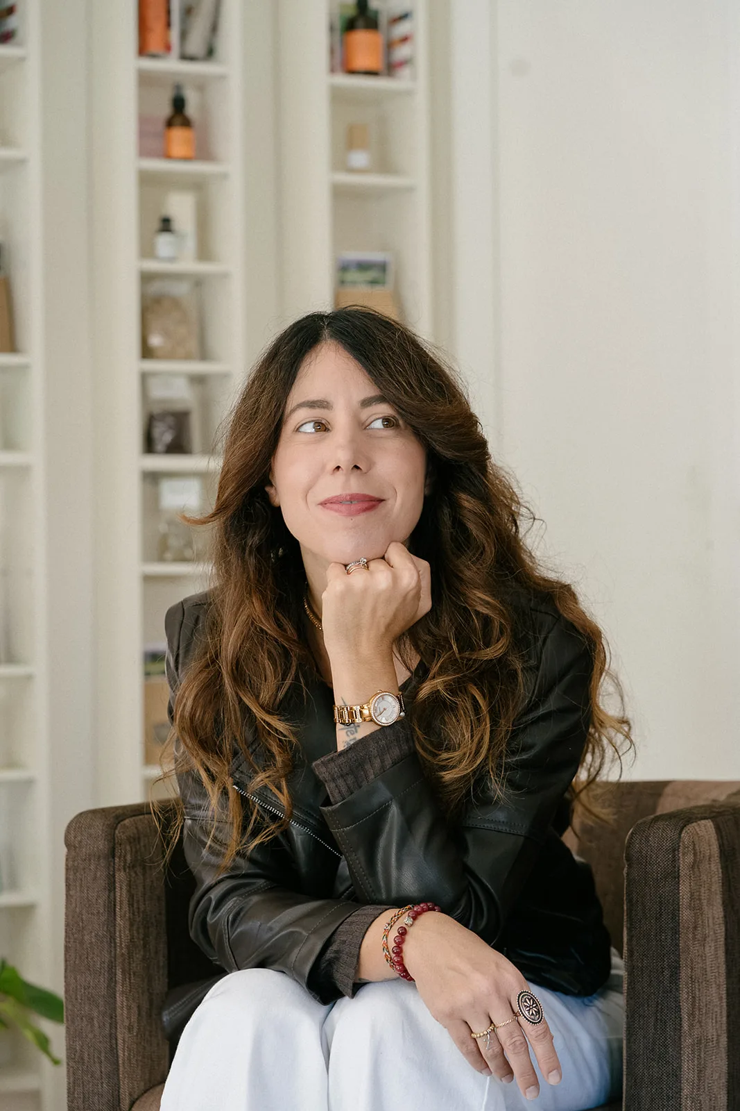 Federica sorridente in giacca di pelle, seduta in atelier